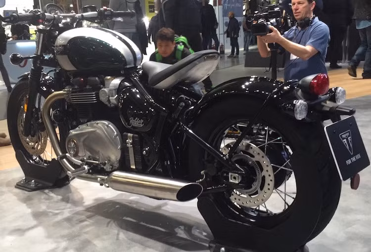 Ống xả của Bonneville Bobber cũng khác hoàn toàn so với Bonnevile khi nhẹ hơn, ngắn hơn và được cắt vát đuôi đầy phong cách. Là một mẫu bobber sản xuất hàng loạt, chiếc xe có dè sau dài, chống bắn bùn kèm theo cụm đèn hậu và pát biển số được đặt cuối dè, đủ tiêu chuẩn lưu thông ở bất kỳ quốc gia nào.