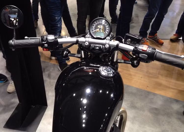 Là một mẫu "xe chơi" chính vì vậy không giống như những chiếc cruiser khác, Bonneville Bobber sở hữu tay lái rộng ngang đầy phong cách, và thấp hơn so với Bonneville T120. 2 gương chiếu hậu của xe được tích hợp vào gù tay lái. Xe chỉ có duy nhất một đồng hồ báo công-tơ-mét, kèm theo một màn hình LCD đơn sắc nhỏ ở phía trong. Đồng hồ này cũng có khả năng điều chỉnh góc nghiêng, thay vì gắn cố định.