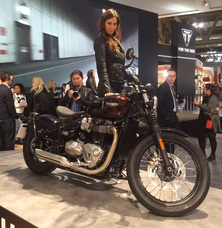  Triumph Bonneville Bobber là phiên bản mới nhất của dòng xe hoài cổ Triumph Bonneville T120 thế hệ mới, ra mắt lần đầu cách đây 1 năm. Được ra mắt từ cuối tháng 10 nhưng phải tới triển lãm EICMA 2016, Bonneville Bobber mới được trưng bày lần đầu trước công chúng. Kiến Thức đã có mặt tại EICMA để ghi lại những hình ảnh thực tế của mẫu xe này.