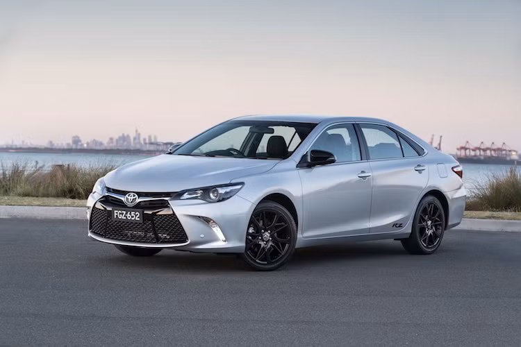 Tại Úc, Camry bản RZ đã từng được bán với số lượng giới hạn chỉ 1100 chiếc trong 3 tháng kể từ cuối tháng 6 năm nay. Tuy nhiên trước yêu cầu của khách hàng, Toyota vừa sản xuất thêm 700 chiếc với giá khởi điểm từ 29.190 đô-la Australia (tương đương 498 triệu đồng).