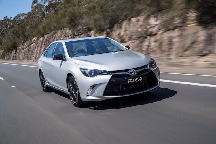 Về động cơ, Camry RZ mới chỉ được thay đổi rất nhỏ so với phiên bản Altise khi vẫn sử dụng máy 4 xi-lanh 2.5l thẳng hàng chạy xăng, nhưng được cải tiến để tăng công suất lên 3 mã lực, đạt 181 mã lực và mô-men xoắn 235 Nm. Mức tiêu thụ nhiên liệu trung bình của xe là 7,9 lít/100 km.