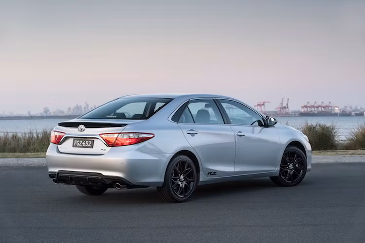 Dựa trên phiên bản Camry giá rẻ nhất tại Úc là Altise, ngoại hình của Camry RZ thể thao hơn với lưới tản nhiệt mới, đèn pha halogen, ốp gương màu đen, cánh đuôi nhỏ gắn trên nắp khoang hành lý, mâm 18 inch sơn đen và hệ thống treo hiệu năng cao.