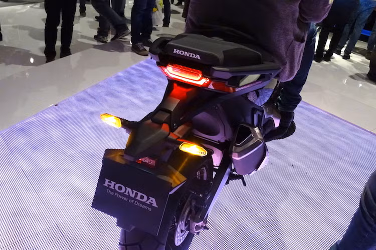 So với phiên bản concept, chắn bùn sau của X-ADV bản thương mại đã được kéo dài hơn. Chiếc xe cũng được trang bị đèn hậu và đèn xi-nhan phía sau sử dụng công nghệ LED.