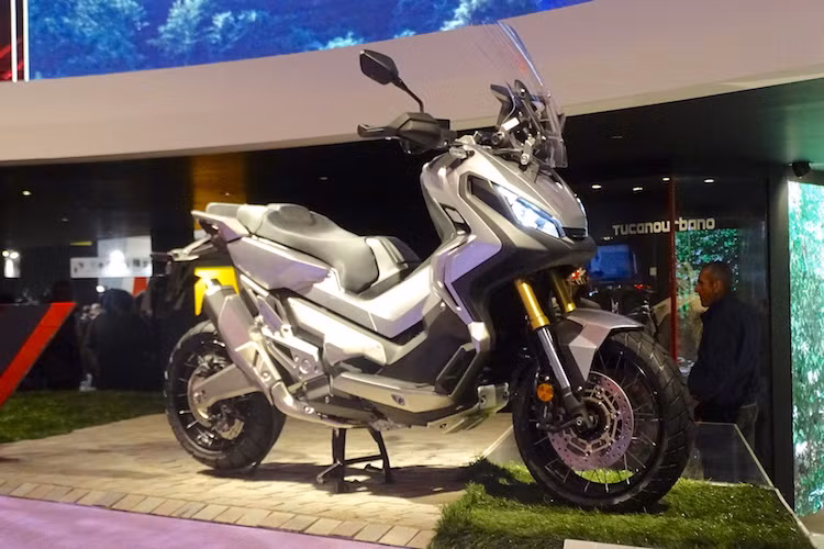 Xuất hiện lần đầu tại triển lãm EICMA 2015 và cũng đã từng được trưng bày tại Việt Nam ở triển lãm VMCS hồi tháng 4/2016 dưới dạng xe ý tưởng, phiên bản thương mại của chiếc Honda ADV Concept đã được Honda chính thức sản xuất hàng loạt với tên gọi Honda X-ADV 2017 từng ra mắt tại triển lãm EICMA 2016 và mới đây là Thái Lan.