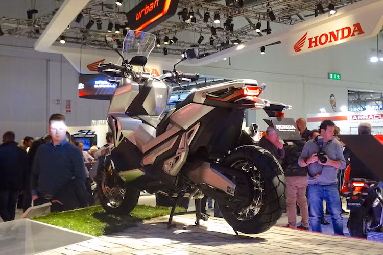 Honda X-ADV 2017 vừa được chính thức ra mắt tại thị trường Thái Lan với giá bán là 415.000 Baht (tương đương khoảng hơn 273 triệu đồng). Rất có thể nó sẽ được hãng xe máy Honda đưa về Việt Nam trong tháng 5/2017 tới đây, cụ thể là triển lãm xe máy Việt Nam (VMCS) 2017.