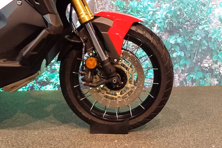 So với phiên bản concept, mẫu xe tay ga X-ADV bản thương mại vẫn giữ nguyên thiết kế đầy tính "tương lai" với những đường nét vuông vức, góc cạnh khỏe khoắn. Ở phía trước, chiếc xe được trang bị cặp phuộc USD như những mẫu xe "cào cào" chuyên nghiệp, đi kèm với hệ thống phanh đĩa kép heo Nissin bắt dọc và bánh căm 17 inch theo phong cách của BMW R1200GS.