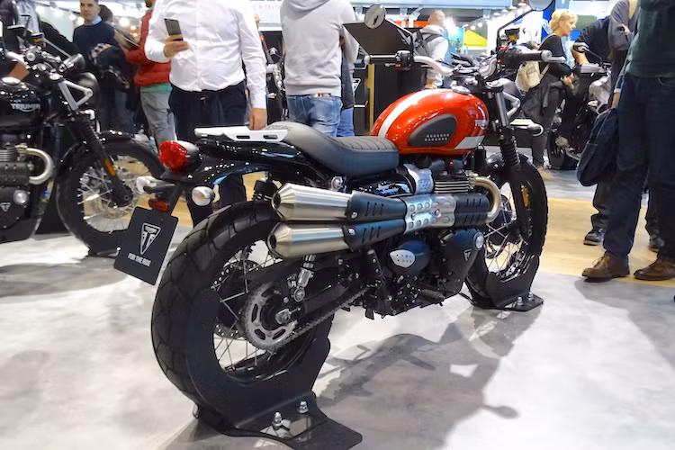 Giống như Bonneville Bobber, Triumph Street Scrambler sẽ bắt đầu được bán ra từ đầu năm 2017. Dù không có đại lý chính thức tại Việt Nam nhưng mẫu xe này được dự đoán cũng sẽ sớm có mặt tại nước ta theo con đường nhập khẩu tư nhân bởi showroom Đức Quảng Ngãi tại Hà Nội.
