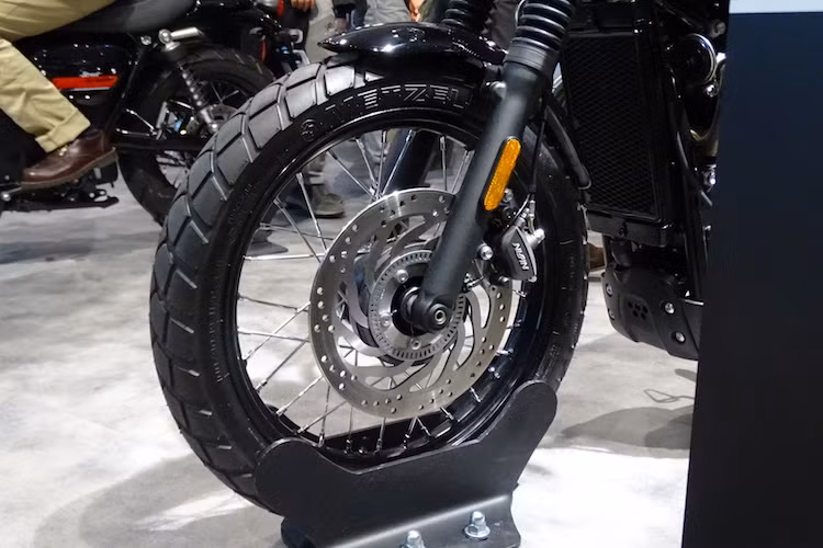 Vẫn sử dụng phuộc và phanh của Triumph Street Twin, nhưng hãng xe Triumph đã trang bị cho Street Scrambler bộ vành nan phân tán lực tốt hơn thay vì vành đúc. Đồng thời, đường kính vành trước cũng đã được nâng từ 18 lên thành 19 inch.