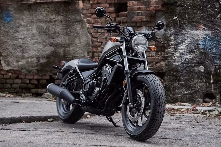 Hiện tại, hãng xe Honda vẫn đang cân nhắc mức giá cuối cùng cho Rebel, với giá dự đoán khoảng 4399 USD cho bản 300 cc và 5999 USD cho bản 500 cc. Phải tới tháng 12 tới đây, mức giá chính thức của xe mới được công bố trước khi Rebel thế hệ mới ra các showroom vào tháng 4 năm sau.