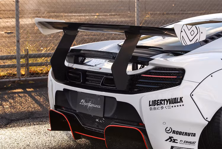 Trong khi đó ở phía sau, Liberty Walk đã độ lại hoàn toàn phần đuôi xe với cản sau hoàn toàn mới, có các khe thoát nhiệt cùng cánh khuếch tán dưới gầm lớn hơn. Đặc biệt, một cánh đuôi cực lớn được gắn phía sau xe khiến 650S có ngoại hình khá gần với siêu xe đua P1 GTR từ chính McLaren.