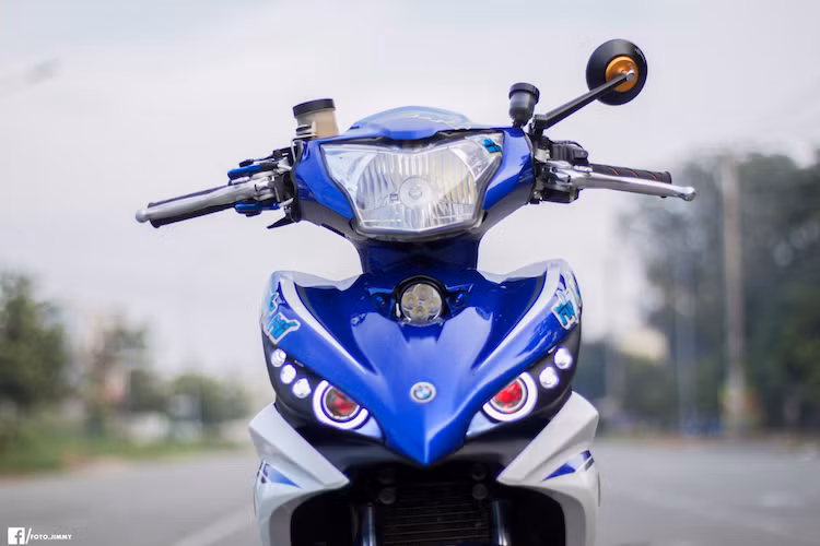 Ở phía trước, đèn pha trên đầu của Exciter 135 được giữ nguyên. Tuy nhiên ở bên dưới mặt nạ, chủ xe đã khéo léo đặt chế cho chiếc xe đèn LED L4 giấu gọn, cùng với cặp đèn projector dạng "mắt cú" và hàng đèn LED báo hiệu thay cho vị trí đèn demi nguyên bản của xe.
