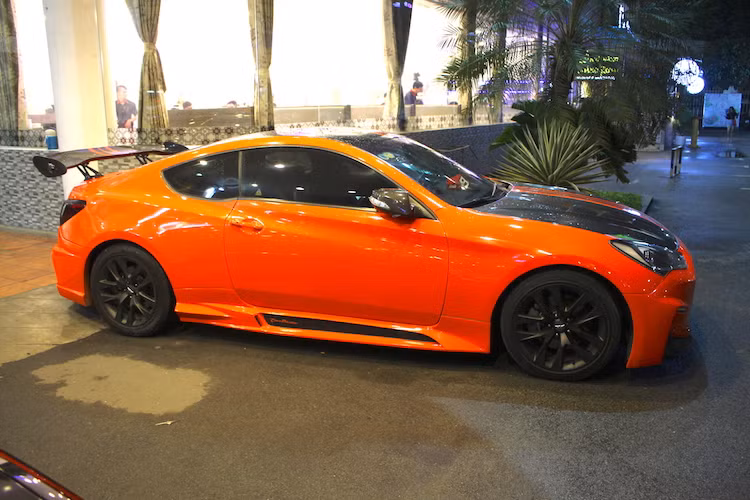 Với gói bodykit M&amp;S Hyper G, hai bên thân xe của Genesis Coupe phần lớn được giữ lại nguyên bản. Tuy nhiên các tấm ốp chạy dọc dưới 2 bên thân đã được thay đổi, cũng sở hữu thiết kế cá tính hơn so với xe nguyên bản.