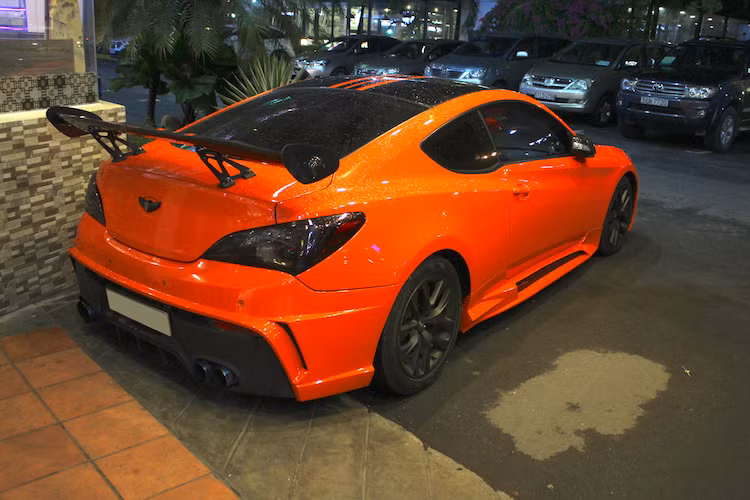Ở phía sau, chiếc Genesis Coupe đã trông giống một "xe đua đường phố" khi được chủ xe trang bị cho cánh đuôi lớn, cùng với cản sau M&amp;S Hyper G. Hệ thống xả thể thao cùng chóa đèn hậu sơn màu khói giúp hoàn thiện phần đuôi của chiếc xe độ này.