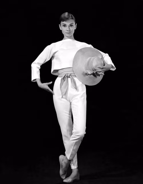 1. Không bao giờ mặc quần áo không phù hợp. Hepburn gắn liền với phong cách thời trang thanh lịch, cổ điển, song đôi khi bà cũng không ngại thử sức với những thiết kế mới. Đứng trước bất kỳ trang phục nào, Hepburn luôn giữ nguyên tắc không mặc đồ không phù hợp.
