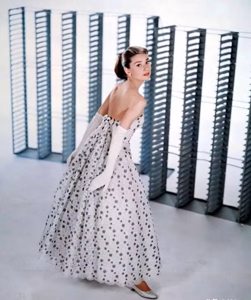 Mỗi lần xuất hiện, Hepburn sẽ chọn từng món đồ trên trang phục. Bà sẽ phân tích điểm mạnh, điểm yếu hình thể của mình. Theo bà, dù trang phục đẹp cỡ nào, chỉ khi mặc quần áo phù hợp mới phát huy được điểm mạnh và tránh điểm yếu.