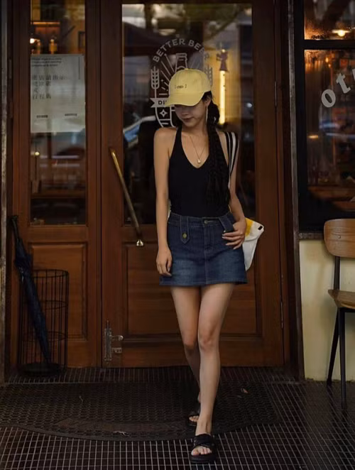Ngoài ra, bạn có thể thử biến áo tắm thành những chiếc croptop, kết hợp cùng quần jeans boyfriend, váy bút chì, quần shorts, váy mini để tạo vẻ ngoài sành điệu.