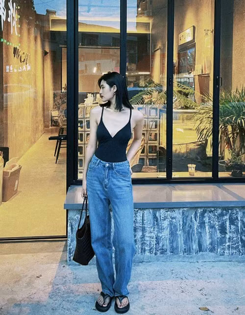 Chọn áo ôm tôn dáng, không ham cắt xẻ. Đồ bơi được thiết kế phù hợp với môi trường bơi lội dưới nước. So với trang phục thường ngày, đồ bơi có độ hở nhiều hơn. Để theo trend mặc đồ bơi ra đường không lố, chị em nên chọn thiết kế ôm sát tôn dáng, tránh ham cắt xẻ mạnh tay.