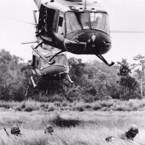 Tổng cộng trong số 3.375 chiếc UH-1H được điều tới Việt Nam thì có tới 1.285 chiếc đã bị bắn hạ, trong số các phi công lái UH-1H có tới 457 người thiệt mạng, ngoài ra còn có 487 người khác thiệt mạng khi đang được vận chuyển trên những chiếc trực thăng loại này. Nguồn ảnh: Gettyimg.
