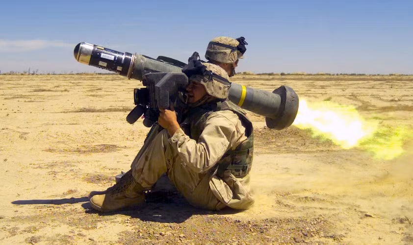Điểm độc đáo khác của tên lửa Javelin đó là cơ chế dẫn tự động hoàn toàn của nó cho phép “miễn nhiễm” với “đôi mắt đỏ” OTShU-1-7 trang bị trên xe tăng chiến đấu chủ lực T-90.