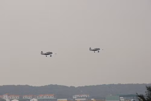 Biên đội IAK-52 cất cánh.