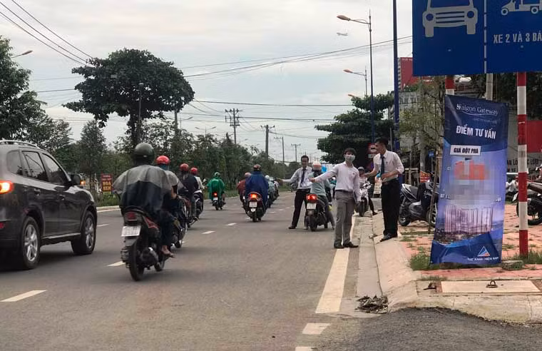 "Nhiều vụ tai nạn đã suýt xảy ra do người đi xe máy bị chiếm đường, buộc phải lách sang làn đường ô tô đang từ phía sau lao tới", một người dân bức xúc cho biết.