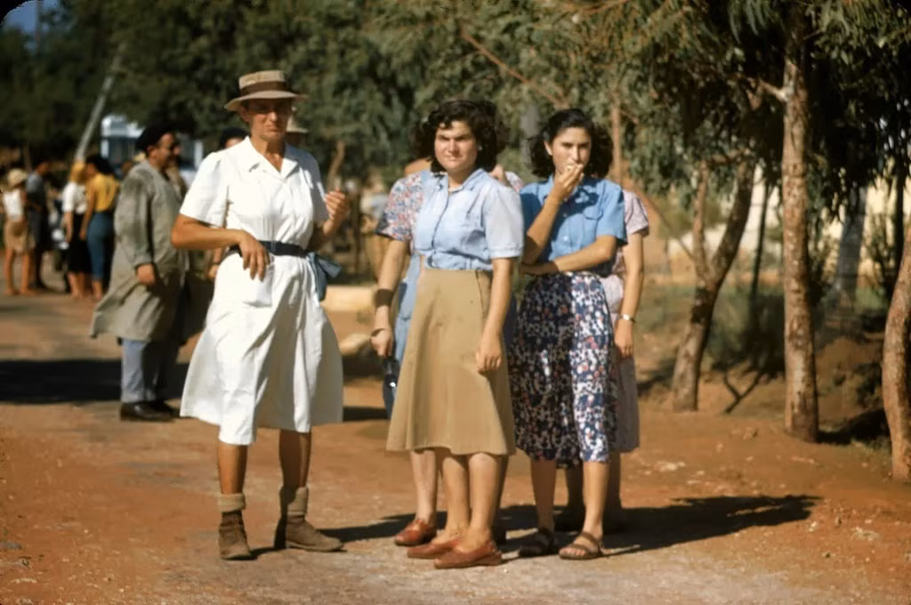 Những phụ nữ Israel nhìn về phía ống kính máy ảnh.