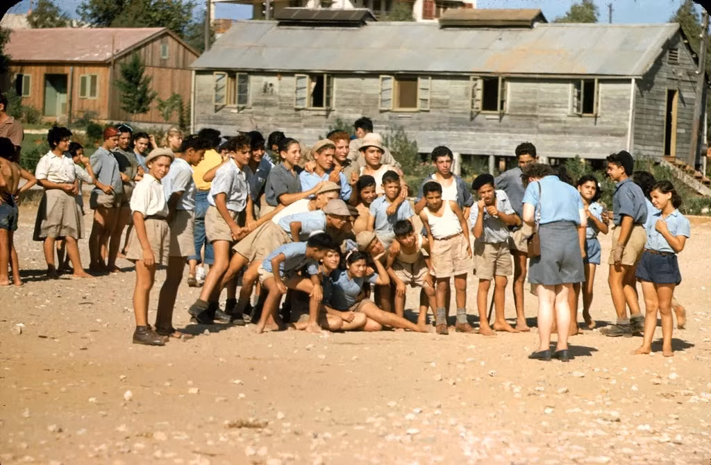 Các em nhỏ vui đùa ở ngoài sân trong loạt ảnh về cuộc sống bình yên ở Israel thập niên 1950.