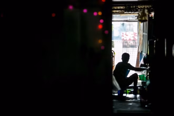 Nhiều người tự nhủ không biết những đứa trẻ trong khu nhà ổ chuột mai này liệu có vượt khó, học giỏi, đỗ đạt... như những người khác hay không? Hay chúng lại lao vào cuộc mưu sinh lao động chân tay, thu nhập thấp như chính cuộc đời cha mẹ của chúng. - Ảnh nguồn: Vnexpress.