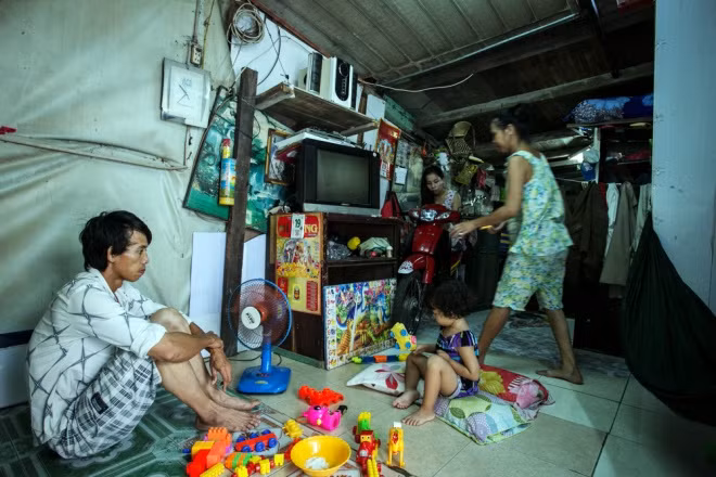 Mọi sinh hoạt đều diễn ra trong không gian nhếch nhác, chật chội và đầy bất an - Ảnh nguồn: Vnexpress.