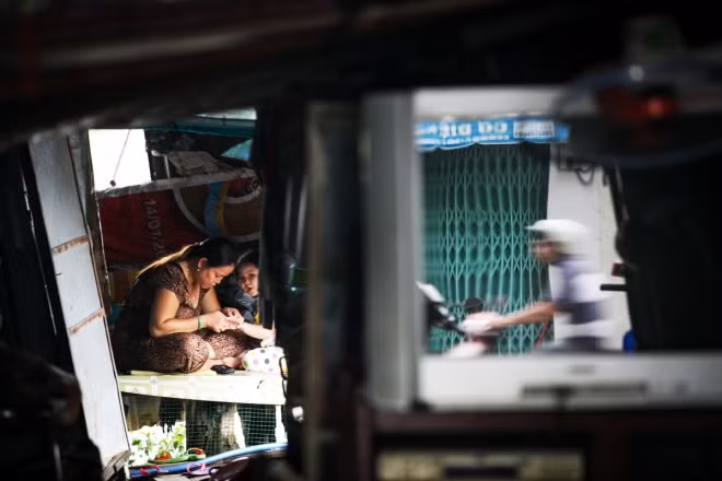 Nhà cửa ọp ẹp, người dân phải tận dụng nguồn sáng từ những ô cửa nhỏ - Ảnh nguồn: Vnexpress.