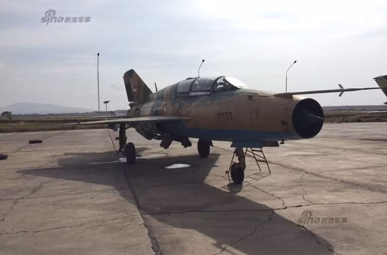 Các máy bay MiG-21UM huấn luyện cũng phải tham gia không kích.