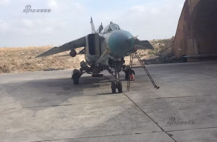 Chiếc MiG-23 này cũng đeo những quả bom hàng không đã rỉ sét.