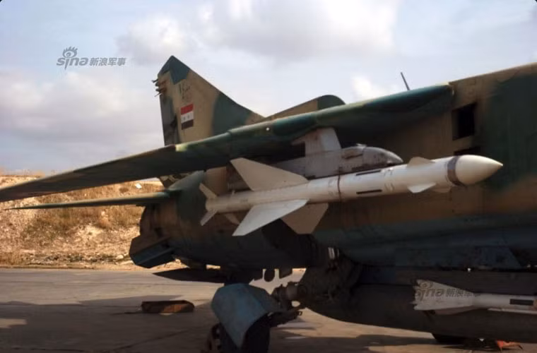 5 năm nội chiến tàn khốc đã khiến cho Không quân Syria từ lực lượng mạnh hàng đầu Trung Đông với quân số khoảng 100.000 người, trang bị gần 800 máy bay (trong đó có hơn 400 máy bay chiến đấu phản lực) nay chỉ còn là lực lượng yếu kém mọi mặt. Một loạt ảnh được truyền thông công bố mới đây cho thấy sự xuống cấp nghiêm trọng của máy bay, thậm chí là cả các vũ khí hàng không (bom, tên lửa) cũng trong tình trạng tồn tệ.