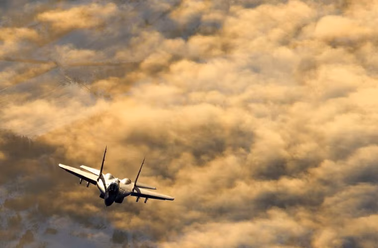 iêm kích đánh chặn MiG-29 được trang bị hai động cơ tuốc bin phản lực cánh quạt đẩy RD-33 cho tốc độ tối đa Mach 2,25 (tương đương 2.400km/h), bán kính chiến đấu 700km, trần bay hơn 18.000m, vận tốc leo cao 330m/s.