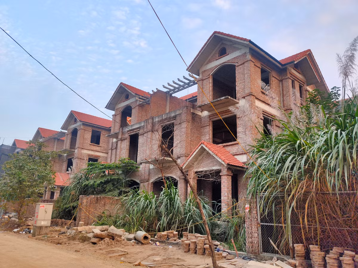 Nhiều căn biệt thự bỏ hoang, cỏ dại mọc um tùm, che hết lối vào nhà. 