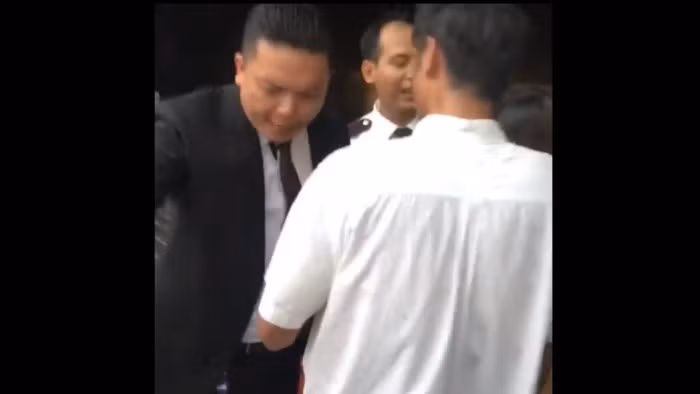 Bảo vệ tòa nhà 6 sao đuổi người trú mưa gây phẫn nộ Bao ve toa nha 6 sao duoi nguoi tru mua gay phan no