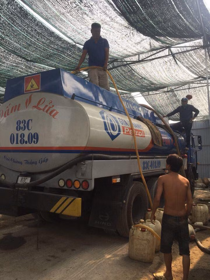 Các đối tượng hút trộm xăng dầu.