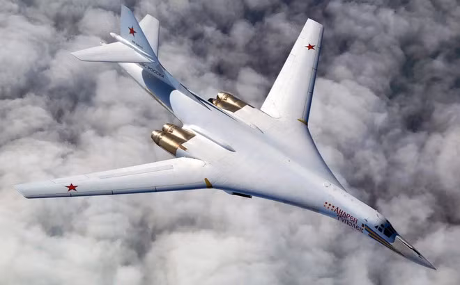 Bộ ba oanh tạc cơ chiến lược Tupolev chế tạo bao gồm máy bay ném bom siêu âm Tu-160, Tu-22M3; đi kèm oanh tạc cơ Tu-95MS đang là "át chủ bài" của không quân Nga trong việc tung đòn tấn công tầm xa.