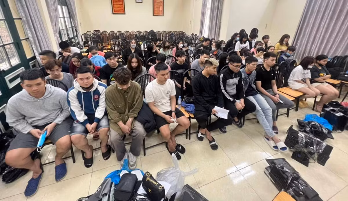 Ngày 24/5, Công an TP Hà Nội phối hợp với các đơn vị liên quan đã đồng loạt triệt phá 7 cơ sở của tổ chức cho vay lãi nặng dưới hình thức "tín dụng đen" kể trên ở Hà Nội, Vĩnh Phúc, Thái Nguyên, đưa gần 300 nghi phạm và nhiều tang vật có liên quan về trụ sở cơ quan điều tra.