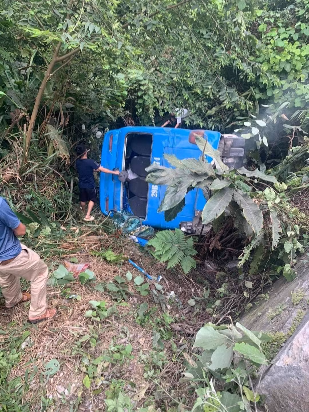 Hậu quả: 2 người bị thương được đưa đi cấp cứu tại bệnh viện, xe ô tô bị hư hỏng. Công an tỉnh Vĩnh Phúc đã tổ chức lực lượng cứu hộ, cứu nạn, bảo vệ hiện trường, đưa người bị thương đi cấp cứu. 