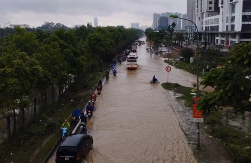 Theo phản ánh, nhiều ô tô con bị nước ngập quá bánh xe. Xe máy phải đỗ lại bên đường, không thể di chuyển.