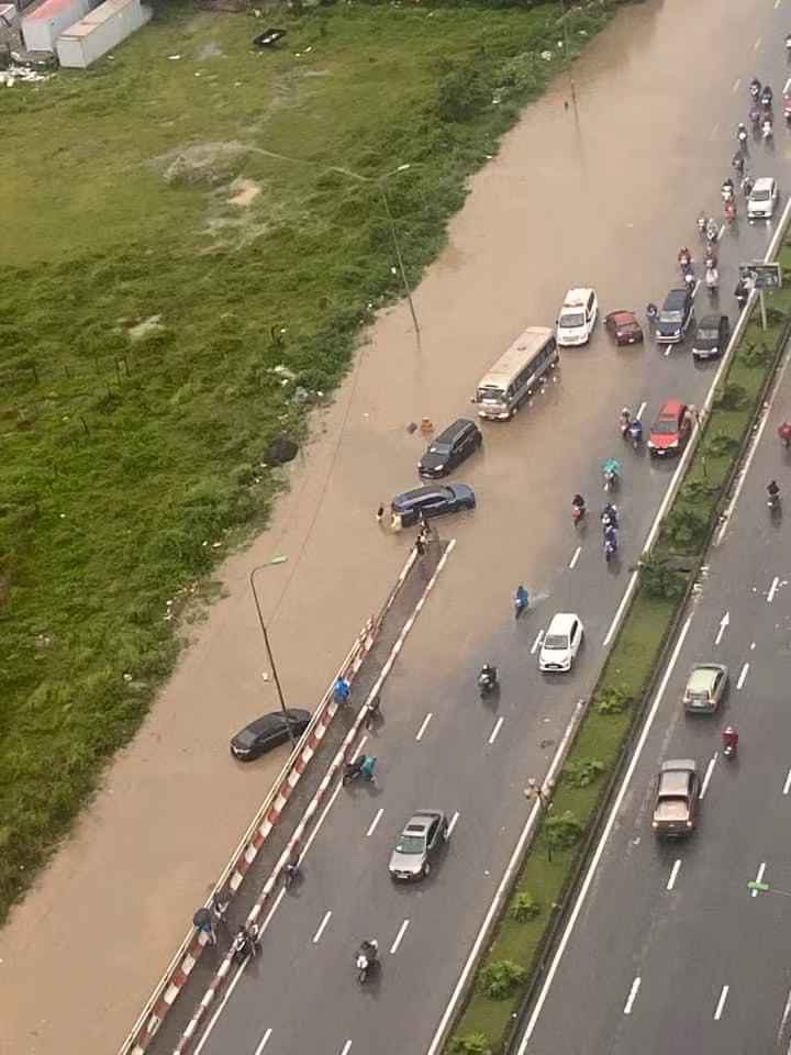 Nhiều nơi bị ngập sâu, giao thông theo hai chiều đi và đến trung tâm Thành phố bị gián đoạn.