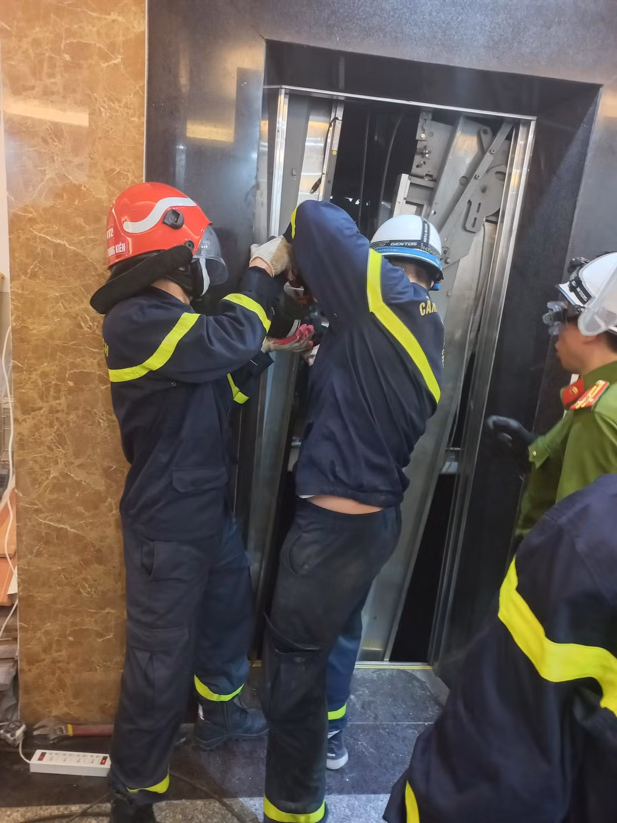 Nhận định tình hình phức tạp, cabin với tải trọng lớn bị trượt cáp rơi xuống đáy của hố pit thang máy và đè lên nạn nhân, Công an quận Ba Đình đã đề nghị chi viện 1 xe chữa cháy của Công an quận Đống Đa, 1 xe cứu nạn, cứu hộ và 1 xe tải chở phương tiện của Đội Cảnh sát chữa cháy và cứu nạn, cứu hộ Khu vực số 2 đến hiện trường để phối hợp đưa nạn nhân ra bên ngoài. 
