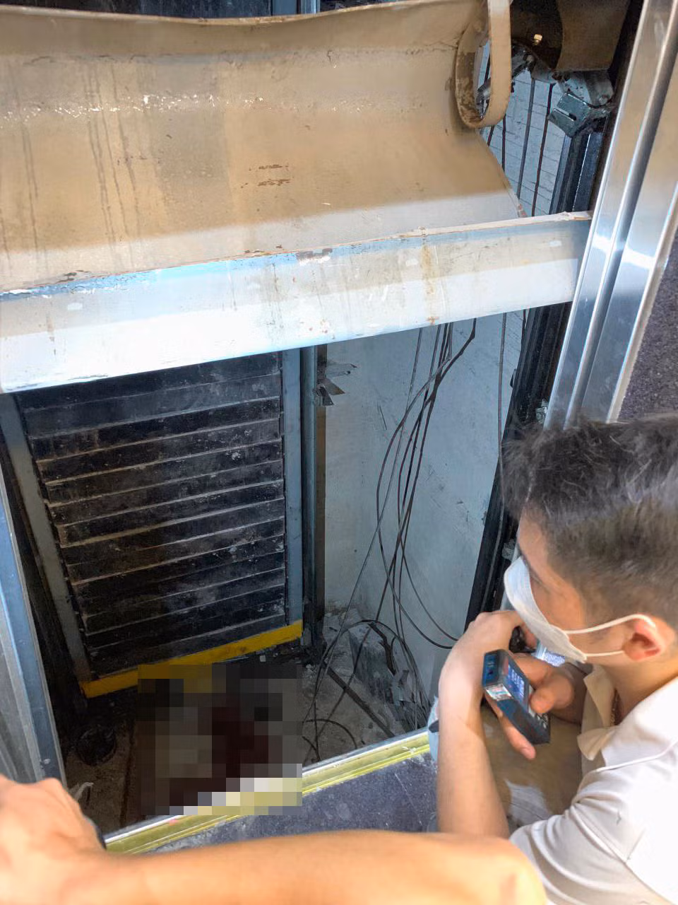 Lực lượng Cảnh sát phòng cháy, chữa cháy nhanh chóng triển khai sử dụng các dụng cụ phương tiện đặc chủng (kích, tăng, máy cắt sắt, thiết bị banh cắt thủy lực Holmatro…) để nâng cabin thang máy, tạo khoảng không để lực lượng cứu hộ tiếp cận và đưa nạn nhân ra bên ngoài. 