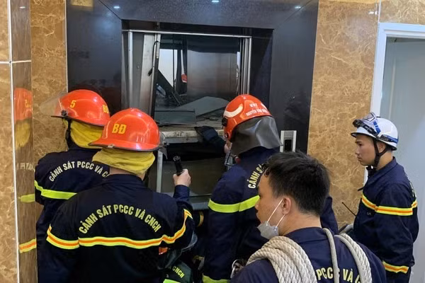 Qua nắm tình hình, phát hiện một nạn nhân còn kẹt lại dưới hố pit của thang máy. Đến 21h cùng ngày (25/5) lực lượng chức năng đã đưa nạn nhân Nguyễn Danh Chung ở pit cầu thang máy tầng 1 cũng đã tử vong về nhà xác Bệnh viện 354.