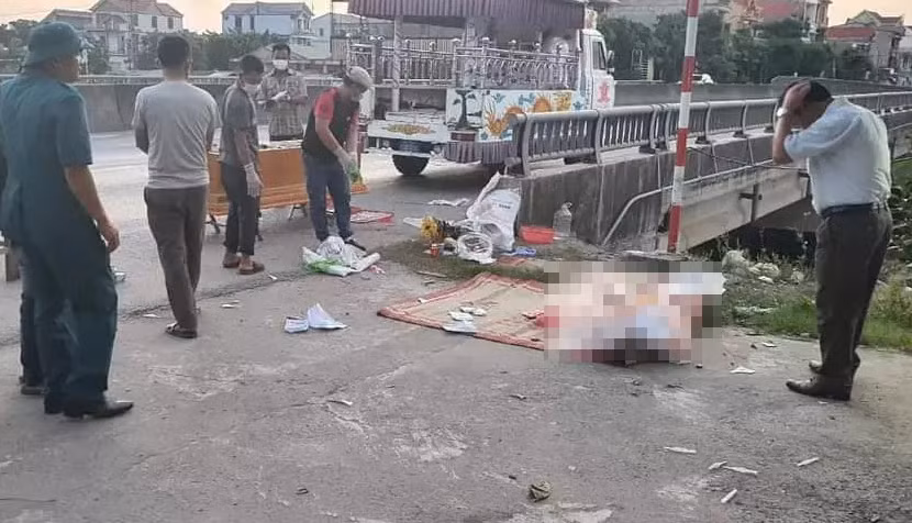  Đi đánh cá, hai vợ chồng bị chìm thuyền tử vong: Sáng 28/5, UBND thị trấn Hoàn Lão, huyện Bố Trạch (Quảng Bình) cho biết, đã tìm thấy thi thể hai vợ chồng ông Nguyễn Văn Quốc (SN 1968), bà Nguyễn Thị Hường (SN 1973) trú tại thôn 4 Hoàn Trạch tử vong do bị chìm thuyền. Trước đó, sáng 27/5, khi đang đánh cá ở khu vực cầu Thanh Ba, chiếc thuyền bị chìm khiến cả hai vợ chồng đuối nước tử vong. 