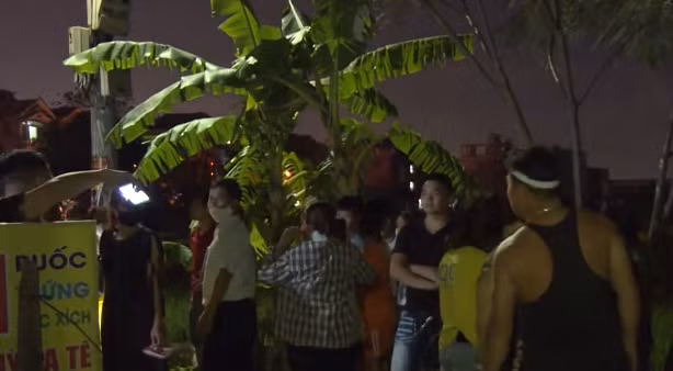 Suốt đêm 21/8, không chỉ lực lượng Công an, người nhà nạn nhân mà rất nhiều người dân tốt bụng cũng đốt đuốc, lật từng khóm cây, soi từng mép nước tại khu vực công viên Nguyễn Văn Cừ với hi vọng tìm ra cháu B. Tới gần sáng, cuộc truy tìm cháu bé 2 tuổi đã không mang lại kết quả.