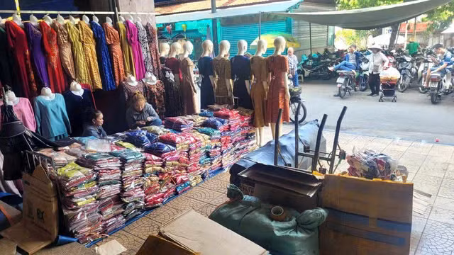 Nhiều chợ đầu mối vắng khách, tiểu thương đóng cửa sớm Nhieu cho dau moi vang khach, tieu thuong dong cua som