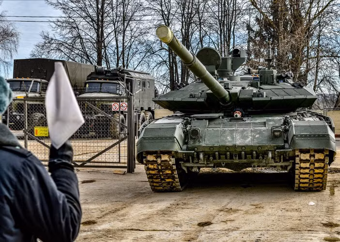 Đồng thời tác giả của bài viết cho rằng T-90M "Đột phá" đã nhận được một số yếu tố chưa hoàn thiện vốn có trong T-14 Armata. Một ví dụ là hệ thống điều khiển hỏa lực Kalina "trong phiên bản yếu hơn một chút".