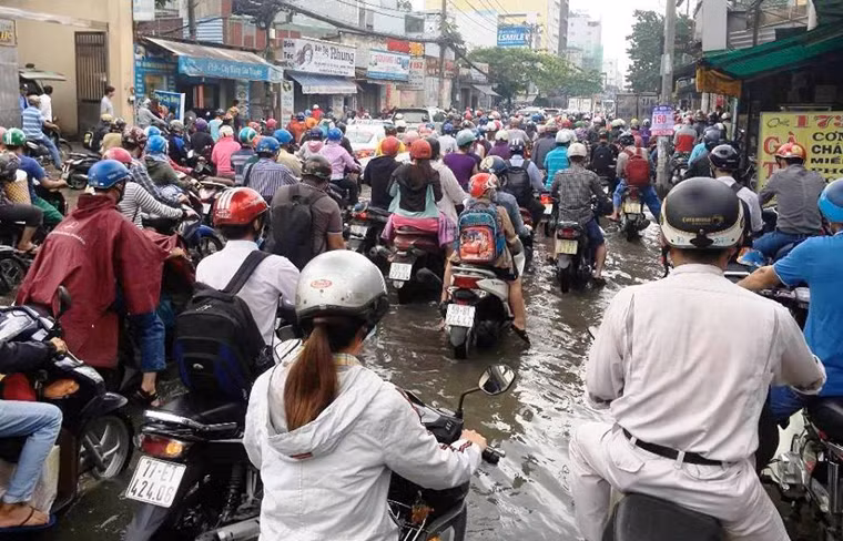 Theo dự báo của Trung tâm khí tượng thủy văn Khu vực Nam Bộ, thời tiết mưa dông, triều cường ở khu vực Nam Bộ những ngày tới còn diễn biến phức tạp. Vì vậy sẽ ảnh hưởng đến đời sống, việc đi lại của người dân.